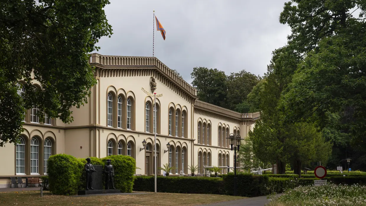 Overzichtsfoto van het monumentale hoofdgebouw van Bronbeek in Arnhem.