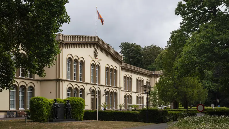 Overzichtsfoto van het monumentale hoofdgebouw van Bronbeek in Arnhem.