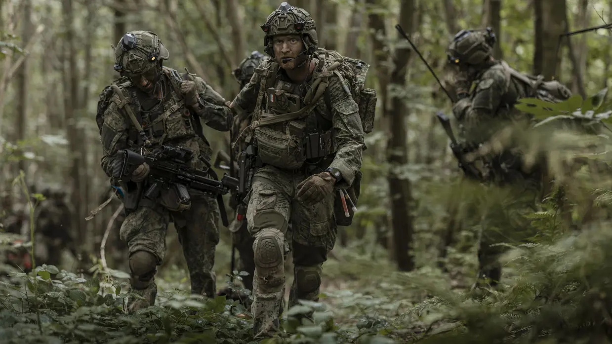  Een groep militairen verplaatst zich door het bos. 