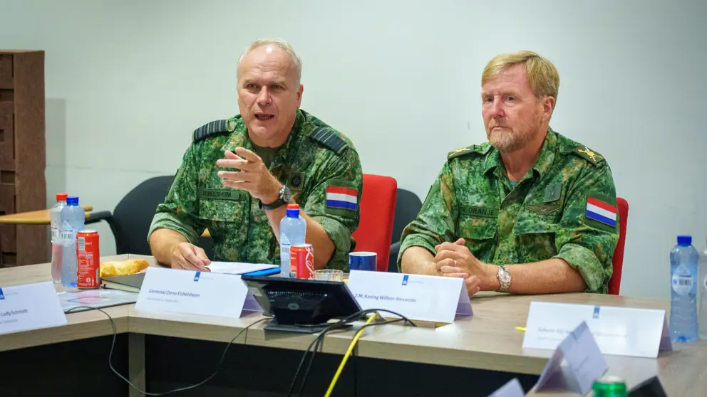 Hoog bezoek op het ministerie van Defensie vandaag. Koning Willem-Alexander woonde er de Krijgsmachtraad bij. Commandant der Strijdkrachten generaal Onno Eichelsheim en zijn ondercommandanten praatten de koning onder meer bij over lopende operaties wereldwijd.  