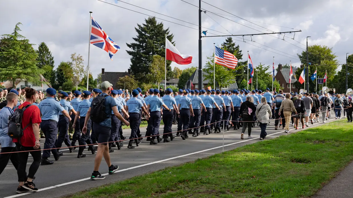 Marechaussees marcheren Oosterbeek binnen.