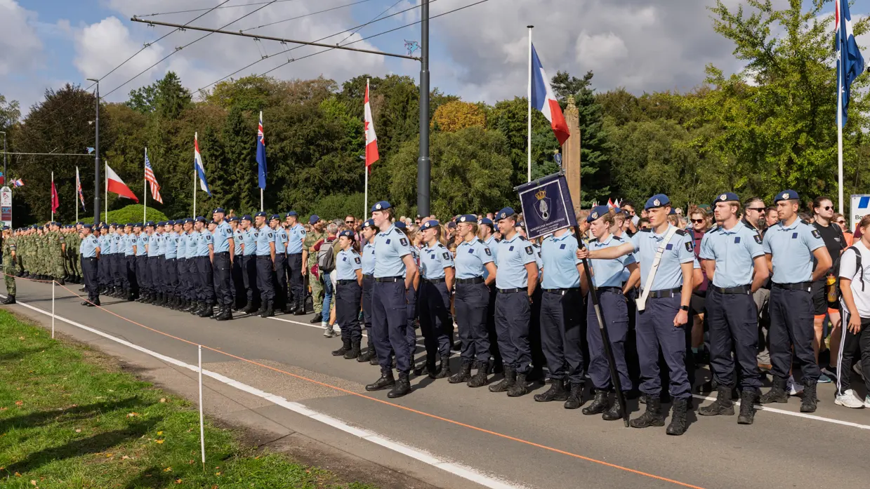 Marechaussees staan opgesteld. Twee peletons naast elkaar.