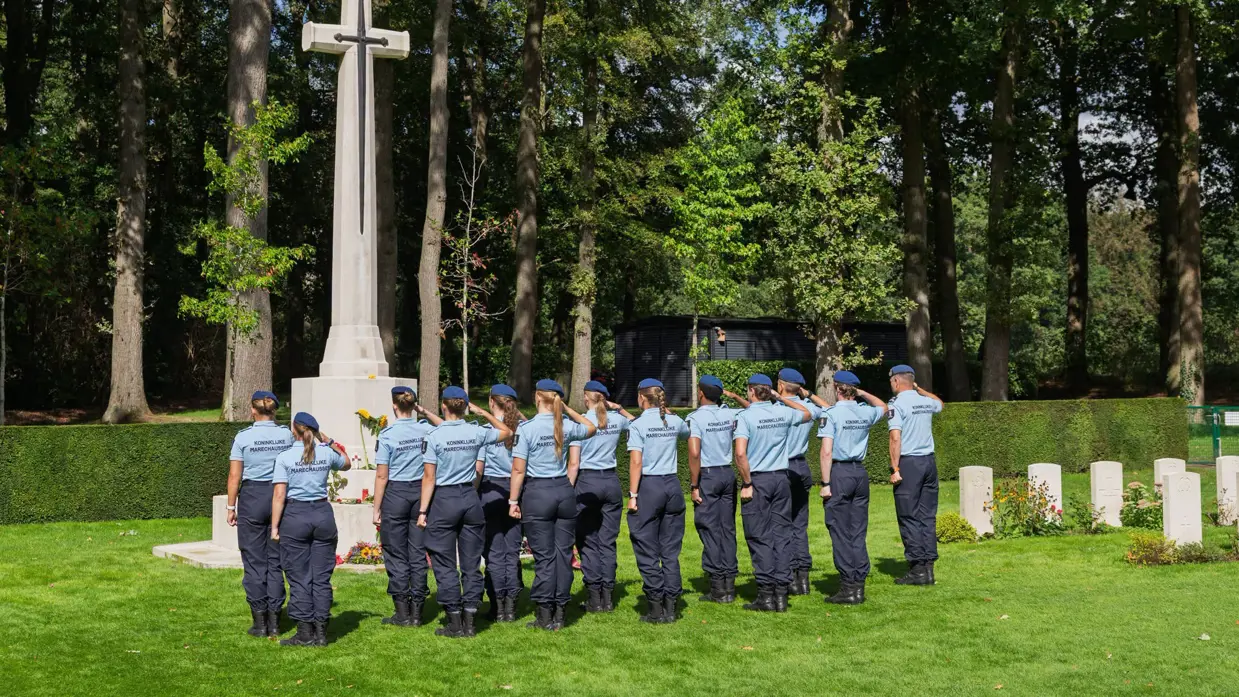 Marechaussees salueren een monument op de begraafplaats in Oosterbeek.