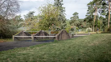 Een militair springt over een obstakel op de hindernisbaan. 