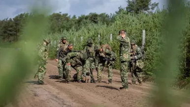 Terwijl korporaal der eerste klasse Emma het team probeert te motiveren, druppelt het zweet bij iedereen onder de helmen naar beneden. Inmiddels zijn de laatste meters naar het kamp ingezet.