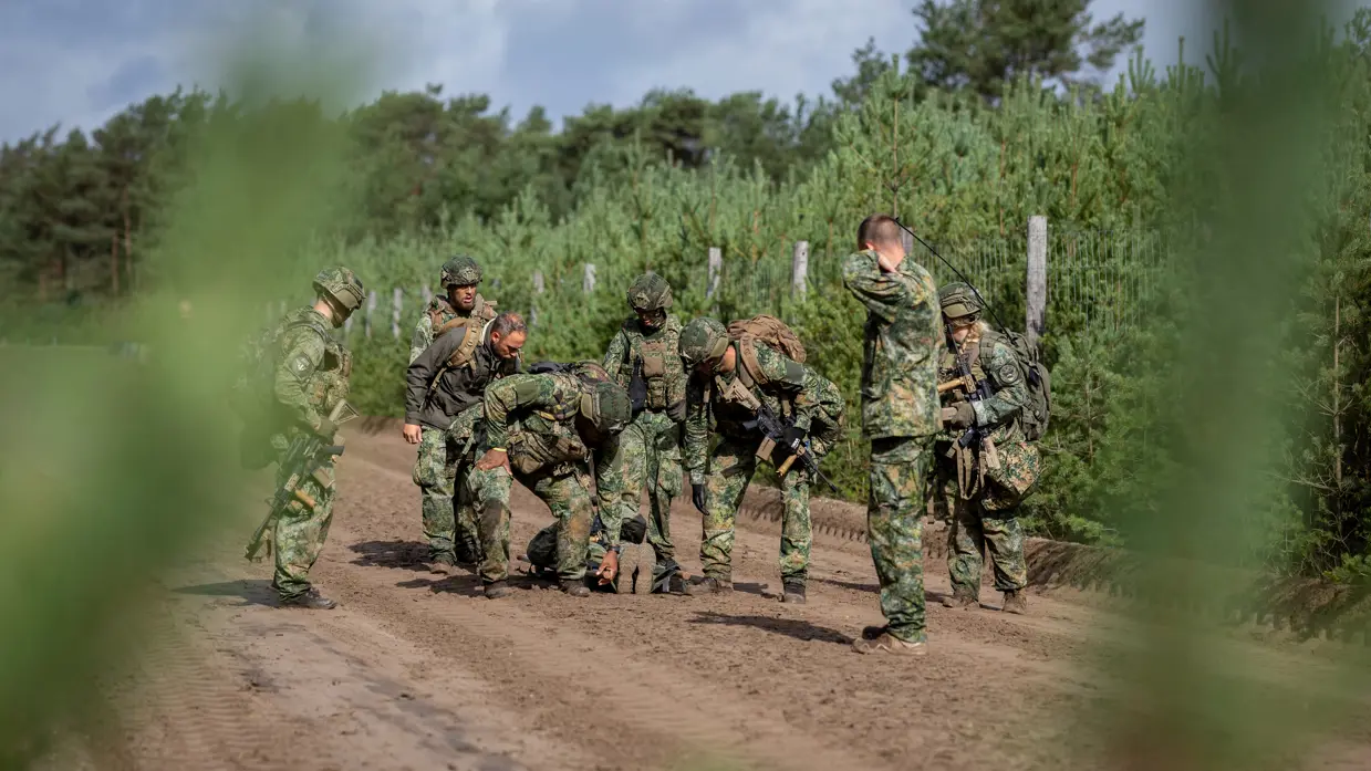 Terwijl korporaal der eerste klasse Emma het team probeert te motiveren, druppelt het zweet bij iedereen onder de helmen naar beneden. Inmiddels zijn de laatste meters naar het kamp ingezet.
