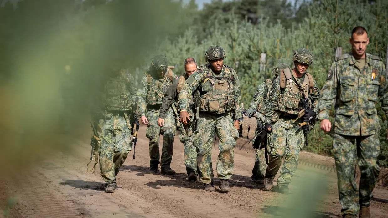 Terwijl korporaal der eerste klasse Emma het team probeert te motiveren, druppelt het zweet bij iedereen onder de helmen naar beneden. Inmiddels zijn de laatste meters naar het kamp ingezet.