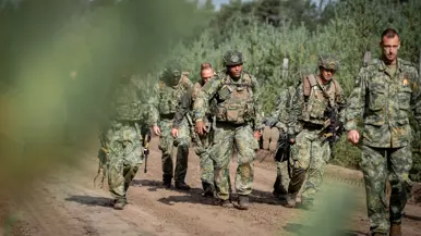 Terwijl korporaal der eerste klasse Emma het team probeert te motiveren, druppelt het zweet bij iedereen onder de helmen naar beneden. Inmiddels zijn de laatste meters naar het kamp ingezet.