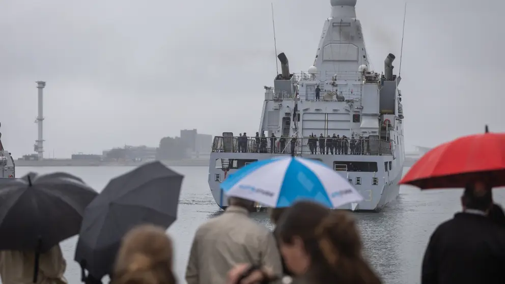ZrMs Groningen in de haven van Den Helder, met toeschouwers op de voorgrond
