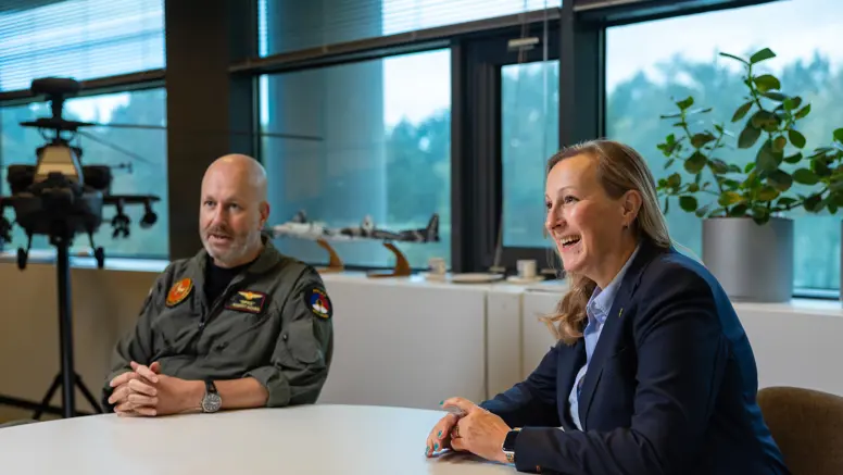 Marjan van Deelen Schnitger en Robert Adang aan tafel.