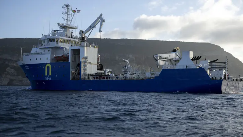 Het blauwe schip MV Geosea ligt vlakbij de Portugese kust. 