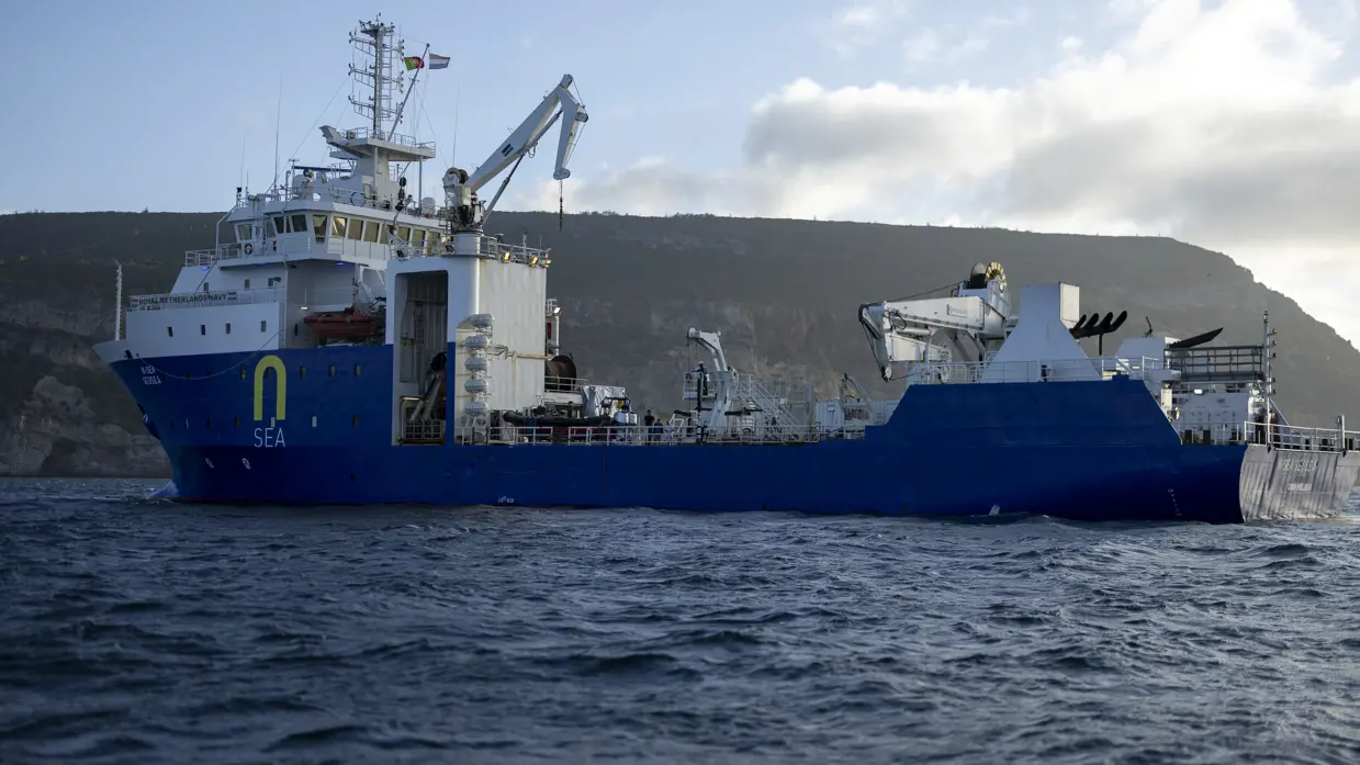 Het blauwe schip MV Geosea ligt vlakbij de Portugese kust. 