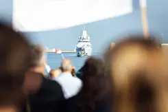 Zr.Ms. De Ruyter vaart de haven van Den Helder binnen.