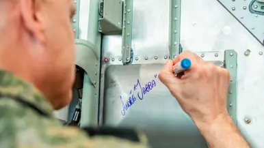 Een close up van de handtekening op de romp.