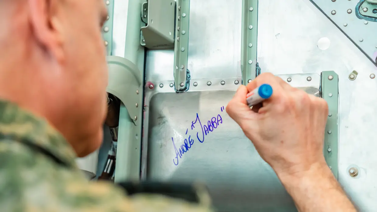 Een close up van de handtekening op de romp.