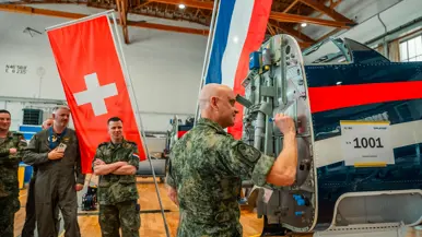 Een militair zet zijn handtekening op de romp van de eerste Nederlandse PC-7 MKX.