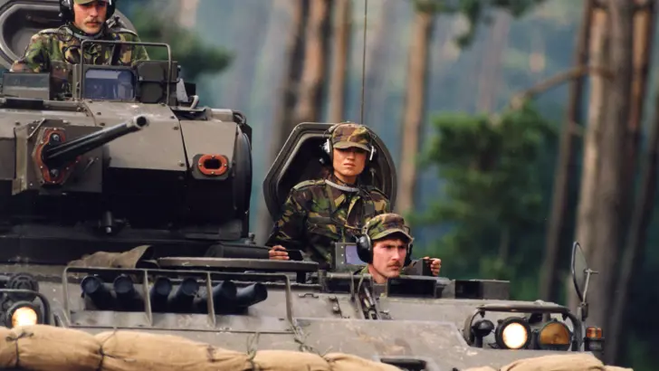 Gemengde bemanning op YPR-pantserrupsvoertuig.