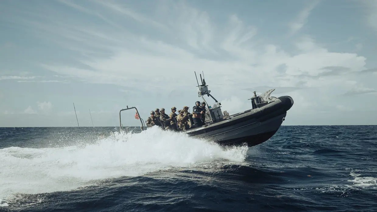 Een RHIB-motorboot op zee.