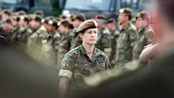 Leanne van den Hoek was de eerste bataljonscommandant (2001).