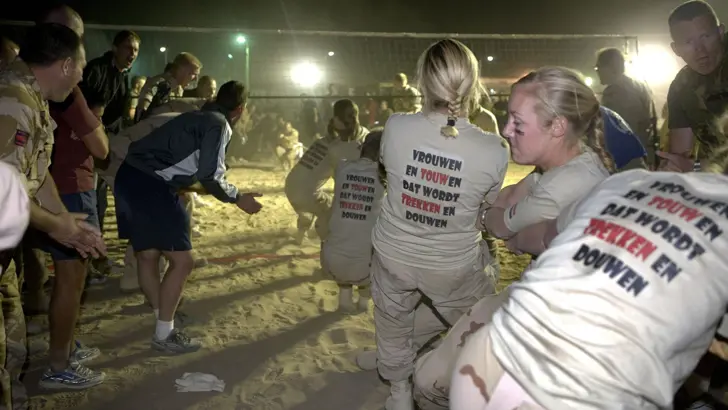 Touwtrekken vrouwen op Kandahar Airbase.