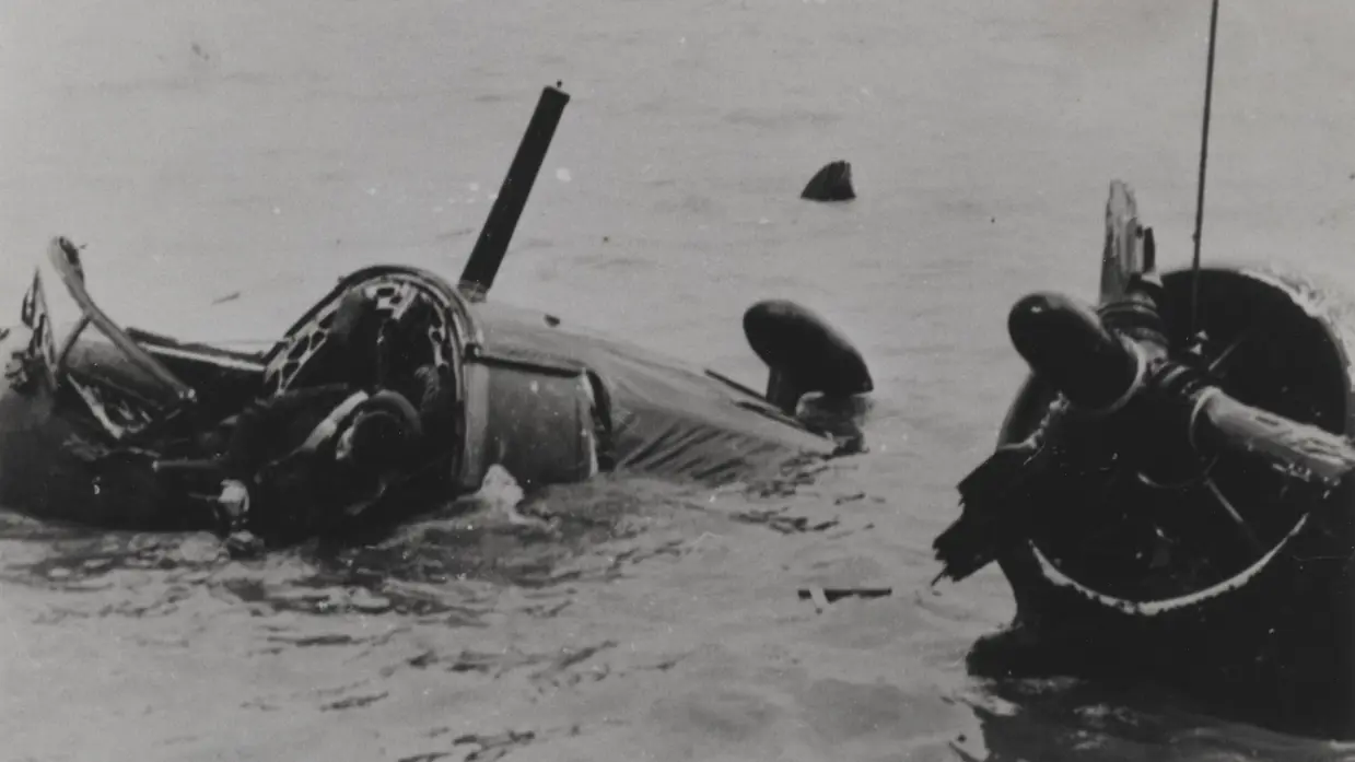 Wrakstukken van een 2-motorige neergestorte Vickers Wellington-bommenwerper liggen in ondiep water in de Zuiderzee (IJsselmeer).
