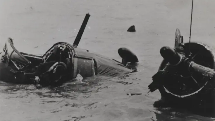 Wrakstukken van een 2-motorige neergestorte Vickers Wellington-bommenwerper liggen in ondiep water in de Zuiderzee (IJsselmeer).