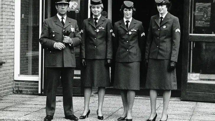 3 luchtmachtvrouwen naast elkaar. Geheel links een mannelijke collega.