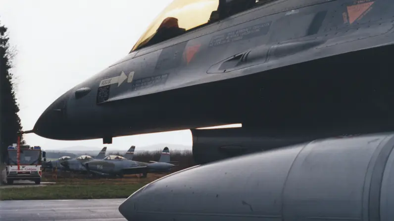 Een F-16B tweezitter tijdens het bezoek aan Slovenië. Op de achtergrond staan een F-84 Thunderjet, en twee F-86 K Sabre's in de kleuren van de voormalige Joegoslavische luchtmacht. (Foto collectie NIMH/Johan van Leeuwen)