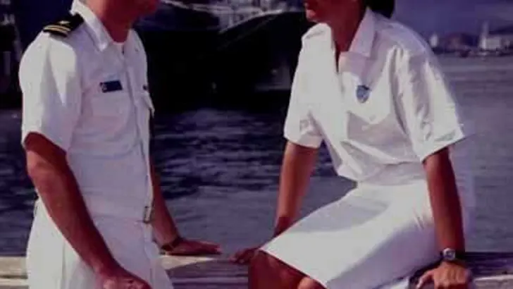 Vrouwelijke matroos en Amerikaanse marineofficier in de haven van Puerto Rico.