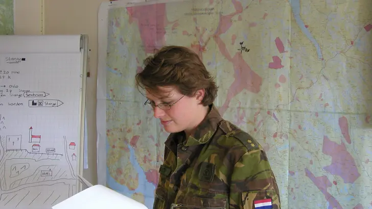 Vrouwelijke militair voor landkaart.