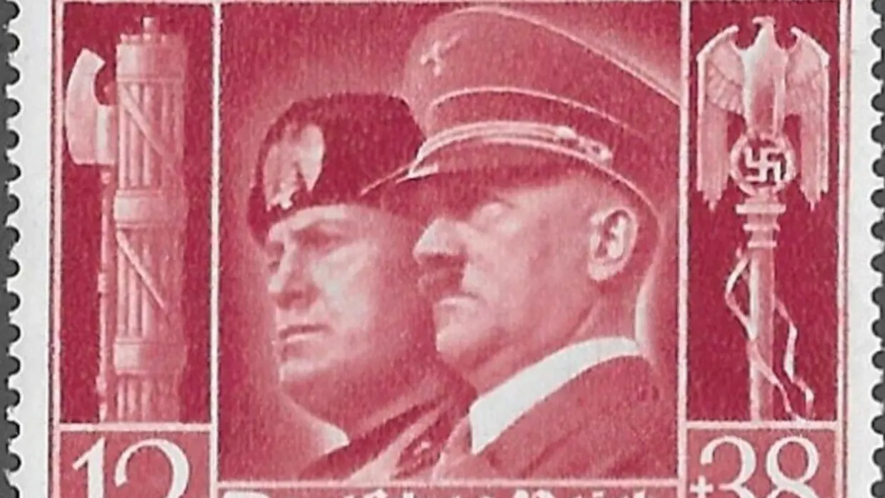 Postzegels met de beeltenissen van Adolf Hitler en Benito Mussolini.