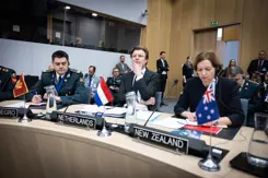 Minister Brekelmans aan een tafel tussen ambtgenoten uit andere landen.