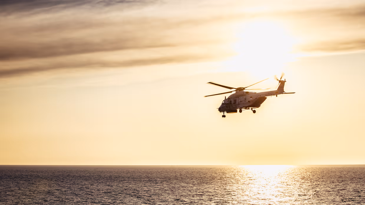 Helikopter boven open zee.