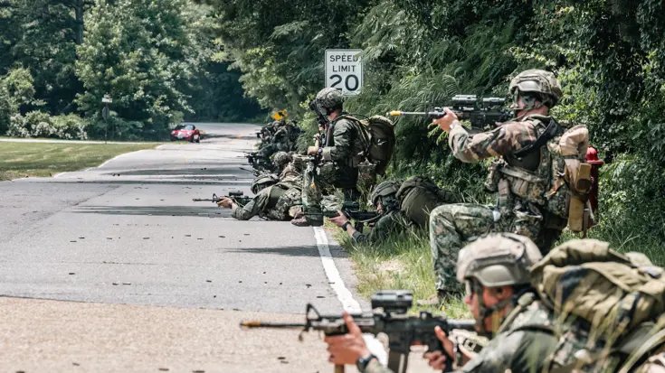 Mariniers richten hun wapens.