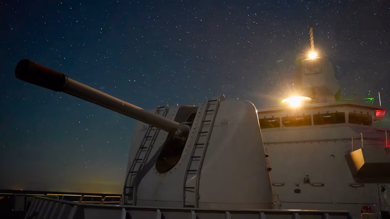 Kanon van een schip onder een sterrenhemel.