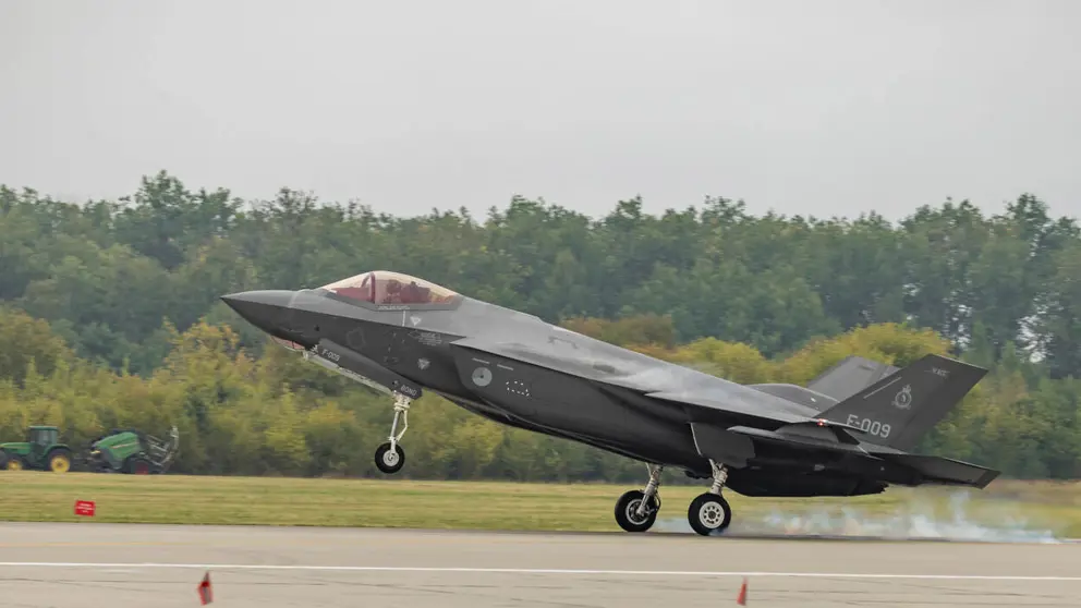 F-35 gevechtsvliegtuig stijgt op.