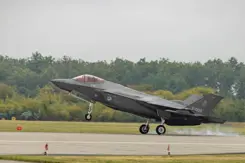 F-35 gevechtsvliegtuig stijgt op.