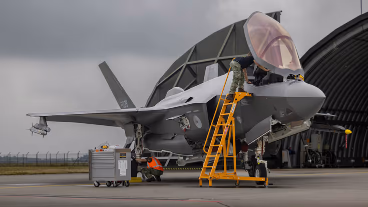 Militair staat op ladder tegen cockpit F-35.