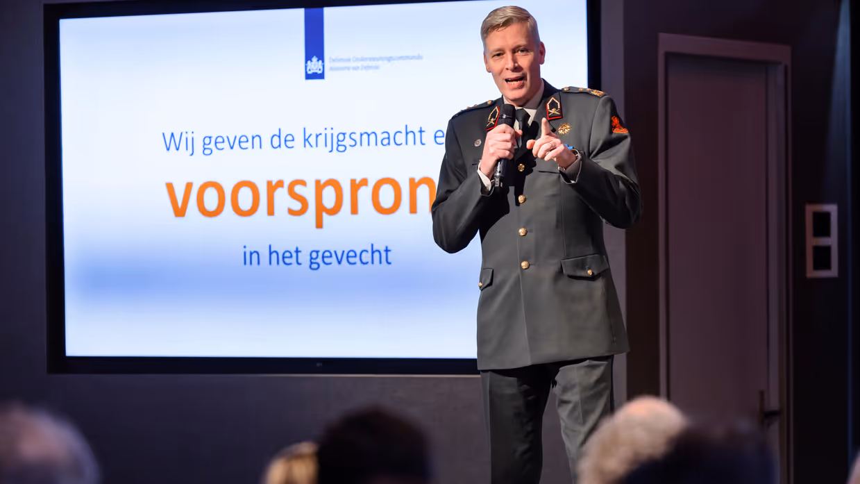 Maas houdt een toespraak. 