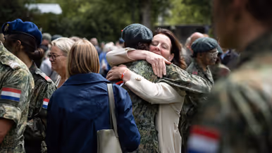 Militairen omhelzen hun familieleden.