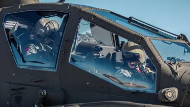 Close-up van twee Apache-vliegers in de cockpit.