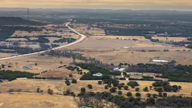 Luchtfoto van een uitgestrekt Texaans landschap.