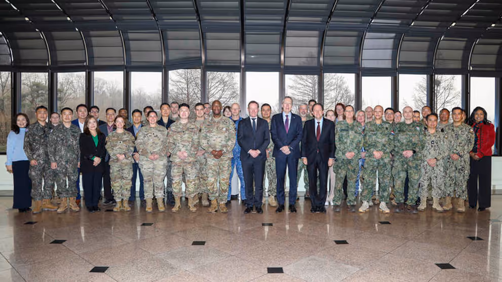 Hoge ambtenaren en militairen poseren.