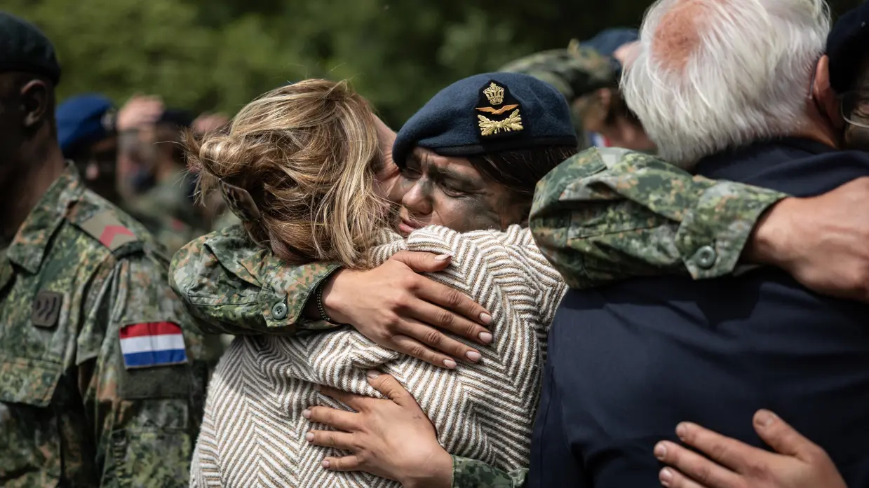 Militairen omhelzen hun familieleden.