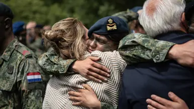 Militairen omhelzen hun familieleden.