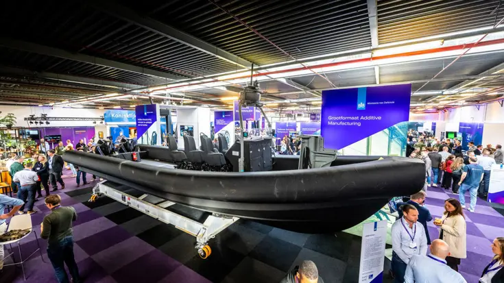 Een 3D-geprint vaartuig in een grote ruimte.