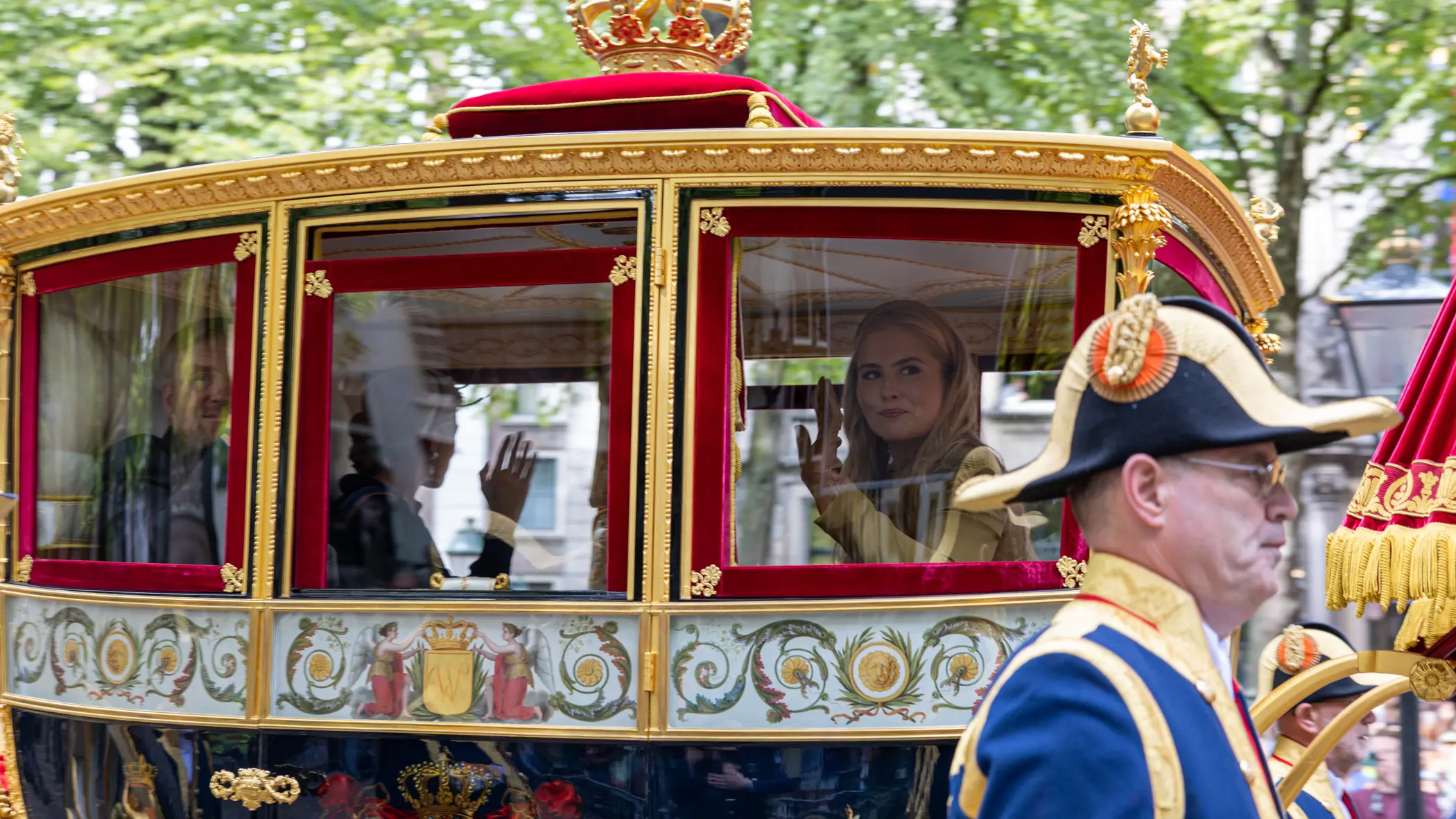 Prinses Amalia en Koning Willem-Alexander zwaaien vanuit de koets op Prinsjesdag 