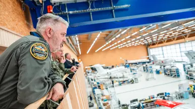 Foto van een lesvliegtuig in aanbouw in een fabriek. 