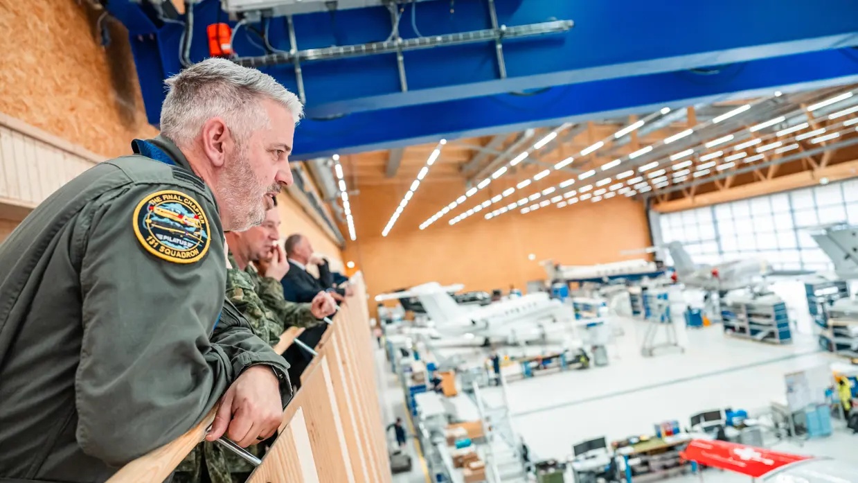 Foto van een lesvliegtuig in aanbouw in een fabriek. 