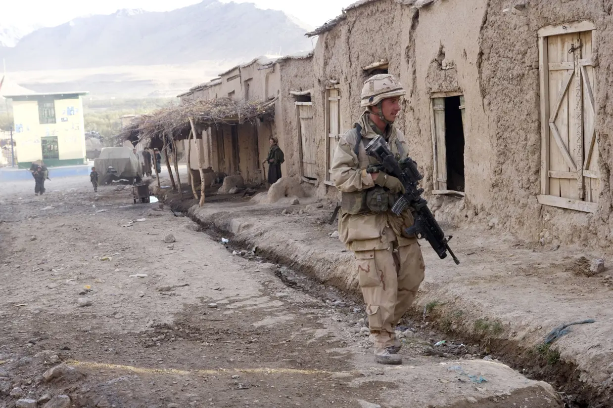 Een militair patrouilleert in Chora.